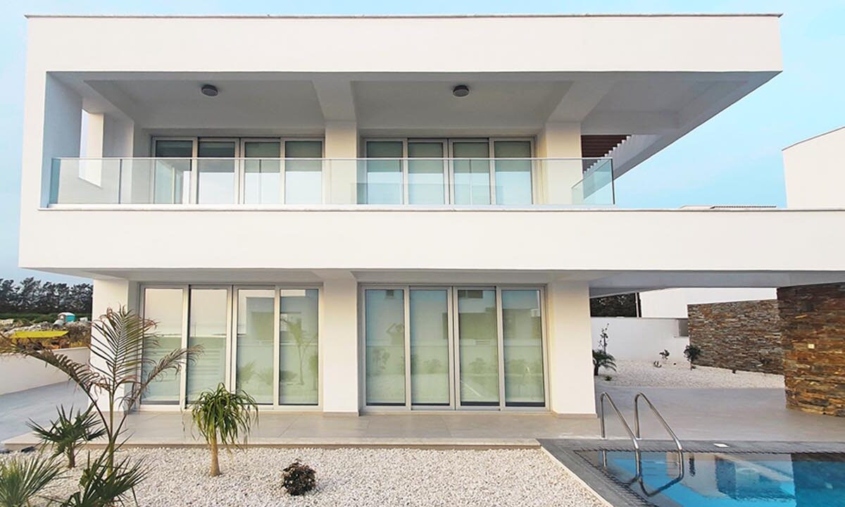 Modern 4 Bedroom Seaside Villa